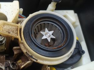 stalowy młynek do kawy.