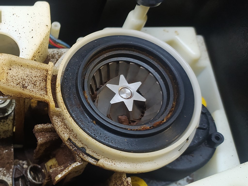 stalowy młynek do kawy.