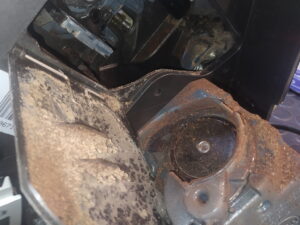 Zabrudzone wnętrze urządzenia elektronicznego