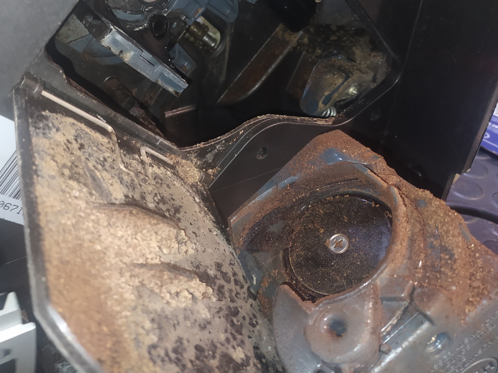 Zabrudzone wnętrze urządzenia elektronicznego